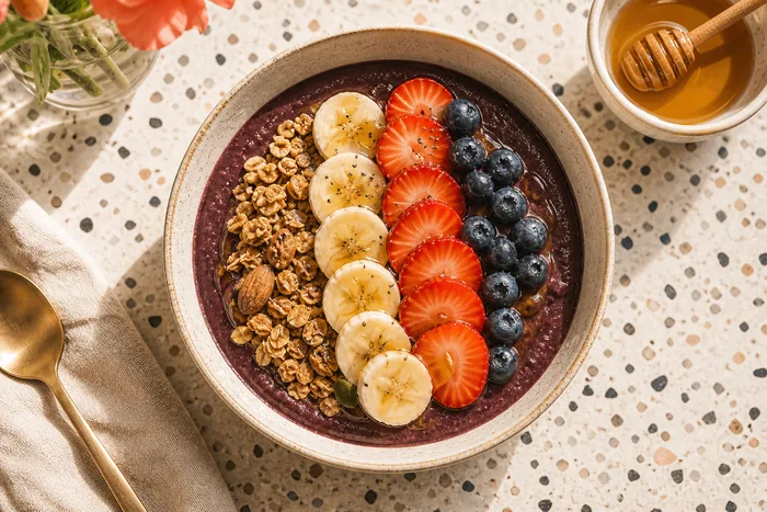 Tazón de açaí con frutas frescas